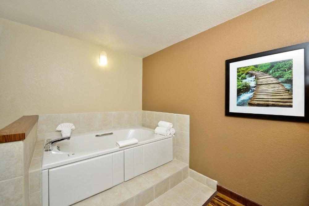 Queen Room with Spa Bath - Non-Smoking interior